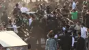 Simpatisan calon Ketua Umum PBNU KH Muhammad Yusuf Chudlori atau Gus Yusuf menggelar aksi demonstrasi di pintu akses Sidang Pleno IV Muktamar ke-35 Nahdlatul Ulama (NU) di Gedung Serba Guna, Pondok Pesantren Bahrul Ulum, Jombang, Jawa Timur, Minggu, 30 Agutus 2026. (Liputan6.com/ Ahmad Apriyono)