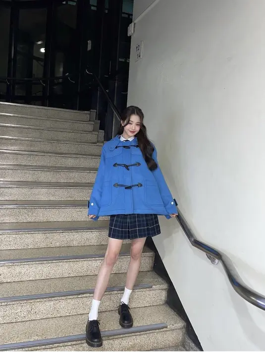 Wonyoung tampil dengan sepatu Dr. Martens hitam model originals 1461. Credit: @for_everyoung10