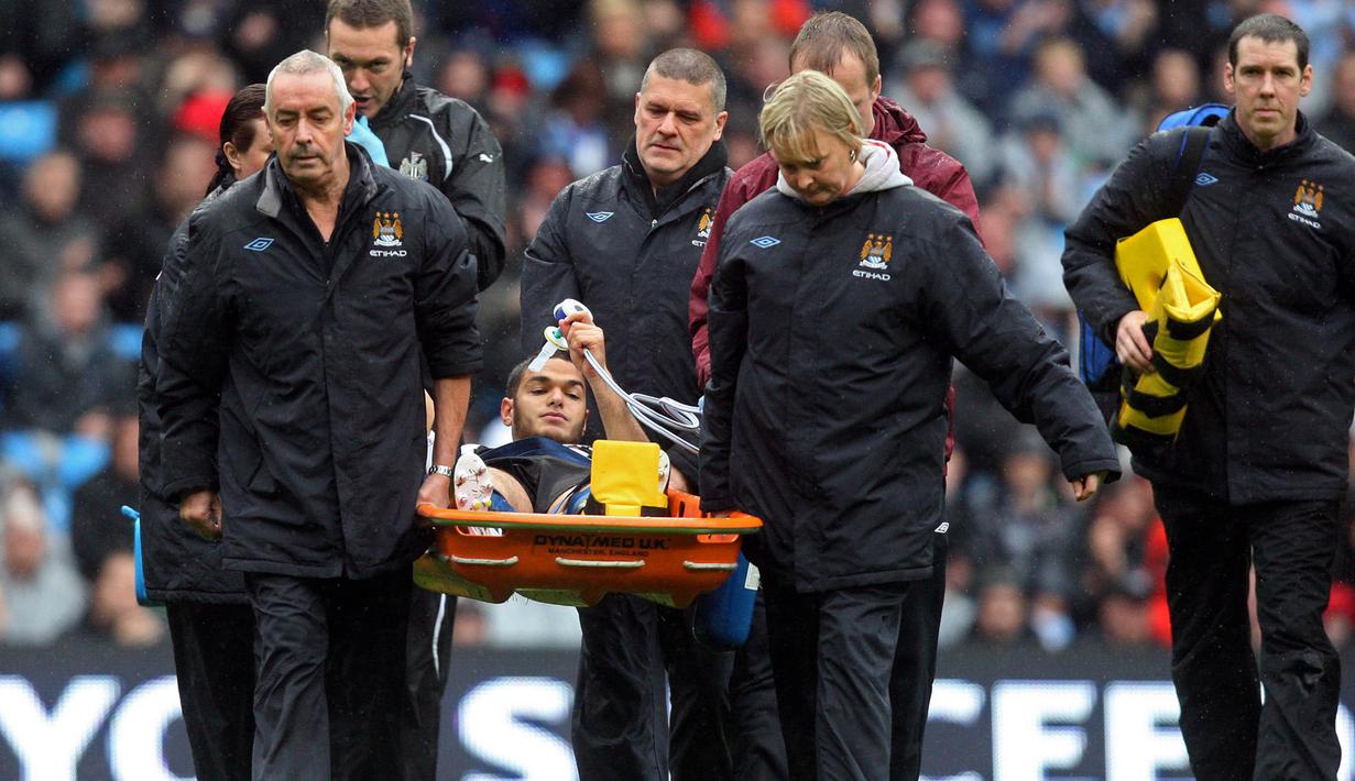 6. Hatem Ben Arfa (Newcastle) - Cedera patah tulang kaki ganda saat melawan Manchester City yang membuatnya harus absen delapan bulan. (AFP/Stringer)