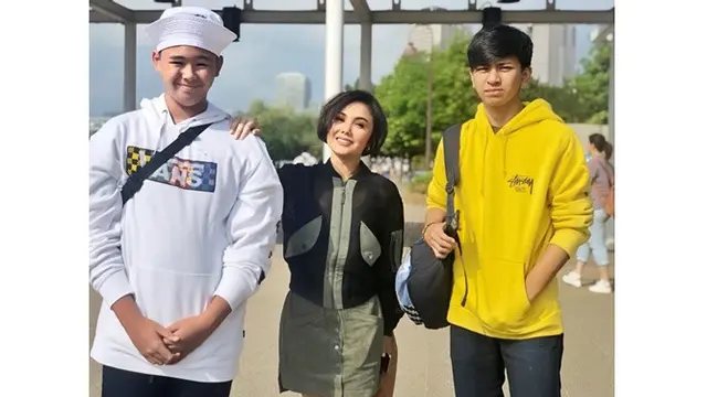6 Potret Yuni Shara dengan Kedua Putranya, Bak Kakak Adik