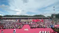 Pendukung pasangan capres Jokowi-Ma'ruf Amin memenuhi Stadion Maulana Yusuf, Kota Serang, Banten, Minggu (24/3/2019) petang. (Liputan6.com/Yandhi Deslatama)
