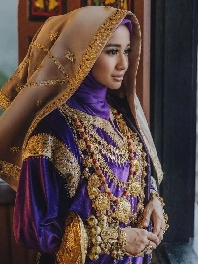 Pesona Seleb Wanita Kenakan Baju Koto Gadang