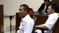 Dua terdakwa Setiyardi Budiono (kanan) dan Darmawan Sepriyossa saat menjalani sidang di gedung PN Jakarta Pusat, Selasa (17/5). Keduanya merupakan Pimred dan Redaktur dari Tabloid Obor Rakyat.(Liputan6.com/Helmi Afandi) 