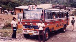 Roof rack untuk membawa barang sudah menjadi ciri khas bus lintas Sumatera. (Source: imotorium.wordpress.com)