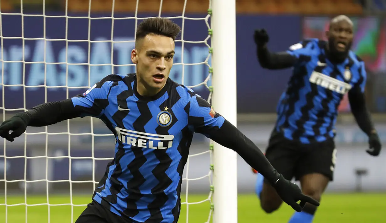 Pemain Inter Milan Lautaro Martinez melakukan selebrasi usai mencetak gol ke gawang Lazio pada pertandingan Liga Italia di Stadion San Siro, Milan, Italia, Minggu (14/2/2021). Inter Milan akhirnya menggusur AC Milan dari puncak klasemen Liga Italia usai mengalahkan Lazio 3-1. (AP Photo/Luca Bruno)