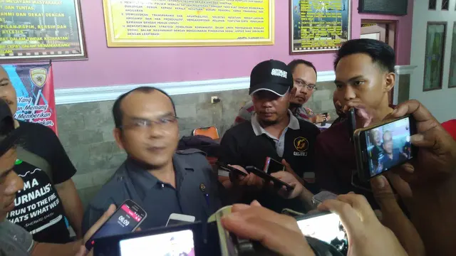 Ketua Badan Pengawas Pemilu Kabupaten Ciamis Uce Kurniawan tengah memberikan keterangan kepada awak media