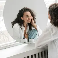 Potret wanita yang sudah bisa menerima diri apa adanya (Foto dok : pexels/pavel danilyuk).