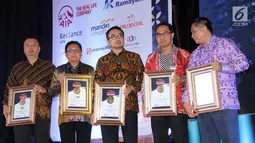 Dirut  Mandiri Inhealth Iwan Pasila (kedua kanan) menerima penghargaan Best Financial Performance Life Insurance Company 2017, Rabu (27/9).  Ini sebagai Apresiasi kepada perusahaan asuransi terbaik berdasar pilihan konsumen. (Liputan6.com)
