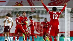 Para pemain Liverpool merayakan gol yang dicetak oleh Diogo Jota ke gawang Arsenal pada laga Liga Inggris di Stadion Anfield, Senin (28/9/2020). Liverpool menang dengan skor 3-1. (Jason Cairnduff/Pool via AP)