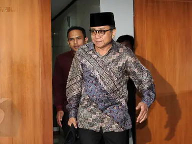 Terdakwa sekjen ESDM, Waryono Karno tiba untuk menjalani sidang lanjutan di Pengadilan TipIkor, Jakarta, Rabu (3/6/2015). Empat orang saksi dihadirkan diantaranya Dirjen Energi Baru dan Terbarukan Kementerian ESDM Rida Mulyana. (Liputan6.com/Helmi Afandi)