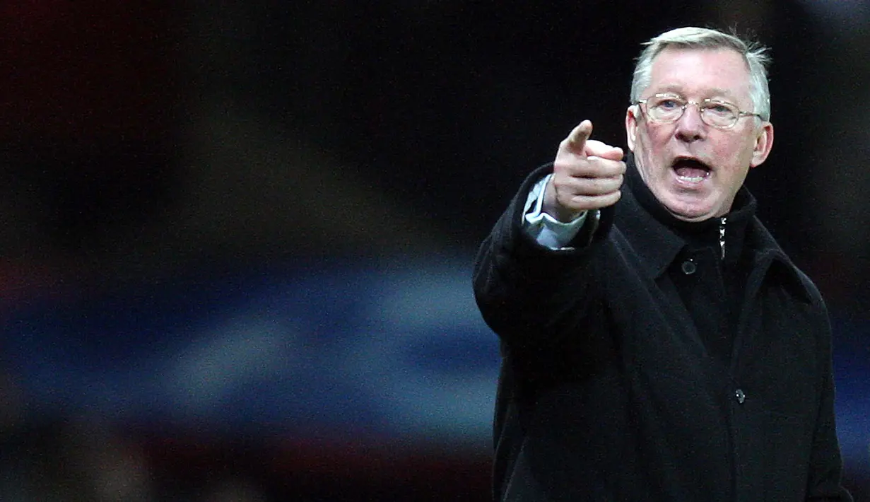 Salah satu aksi yang paling terkenal dari Sir Alex adalah hair-dryer treatment-nya. Saat melakukan itu, ia akan berteriak dengan keras di muka pemain yang ia marahi sehingga para pemain itu tidak berkutik. (Foto: AFP/Stringer)