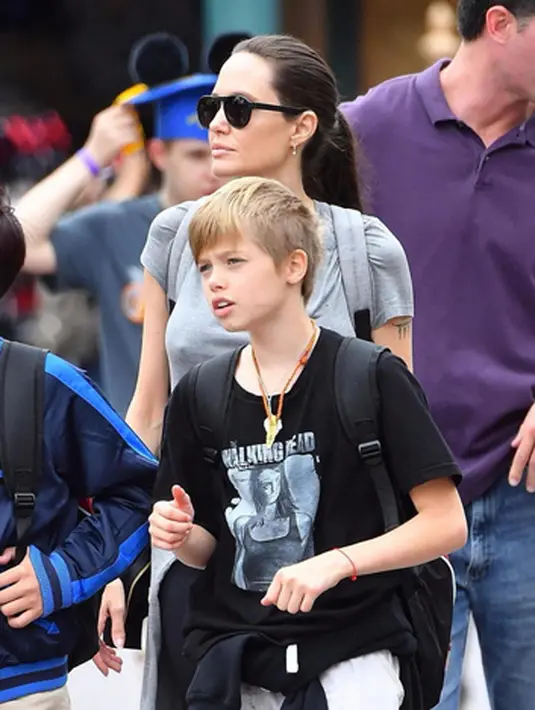 Meskipun belum diputuskan soal hak asuh anak, namun sejak saat itu intensitas waktu yang dimiliki Jolie bersama anak-anaknya jauh lebih banyak. Seperti belum lama ini ia merayakan ulang tahun Shiloh tanpa Pitt. (Twitter/joliestweet)