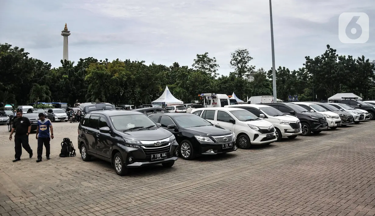 Suasana mobil warga saat parkir di IRTI Monas, Jakarta, Rabu (15/2/2023). Penerapan tarif disinsentif (tarif parkir tertinggi) berdasarkan Pergub Provinsi DKI Jakarta Nomor 66 Tahun 2020 Tentang Uji Emisi Gas Buang Kendaraan Bermotor. (merdeka.com/Iqbal S. Nugroho)