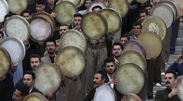 Musisi dari wilayah barat Kurdi Iran memainkan Daf dalam upacara menjelang Tahun Baru Iran, atau Nowruz, di Teheran, Iran (14/3/2022). Nowruz berasal dari setidaknya 1700 SM dan dalam tradisi Zoroaster kuno adalah hari libur paling penting dan diantisipasi dalam budaya Iran. (AP Photo/Vahid Salemi)