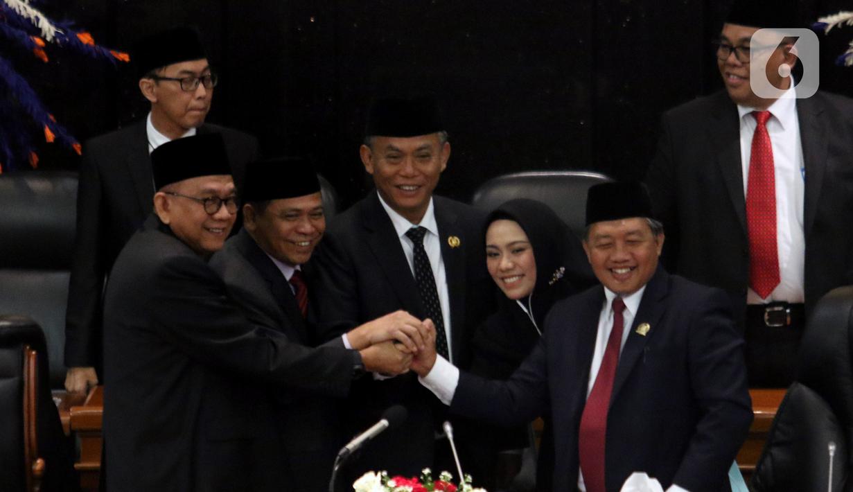 Ketua DPRD DKI Jakarta Prasetio Edi Marsudi (tengah) bersama pimpinan lainnya saat Rapat Paripurna di Gedung DPRD DKI Jakarta, Rabu (19/2/2020). Rapat membahas Rancangan Peraturan DPRD dan pengesahan soal Tata Tertib (Tatib) Dewan dan Pemilihan Calon Wakil Gubernur. (Liputan6.com/Angga Yuniar)