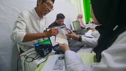 Kantor Imigrasi Kelas I Khusus Non TPI Tangerang menyelenggarakan "Layanan Eazy Paspor" bagi para calon jemaah haji tahun 2026. (merdeka.com/Arie Basuki)
