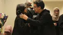 Tampak komposer Erwin Gutawa turut memberikan ucapan duka pada keluarga Yockie Suryo Prayogo. Erwin dan juga beberapa musisi juga ikut menshalatkan. (Adrian Putra/Biintang.com)