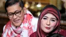Usia pernikahan artis senior Yatie Octavia dan Pangky Suwito telah mencapai 38 tahun. Pasangan ini merayakan ulang tahun pernikahannya dengan pengajian dan buka bersama di kawasan Pondok Indah, Jakarta Selatan. (Adrian Putra/Bintang.com)