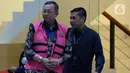 Mantan Direktur Utama PT Asuransi Jiwasraya Hendrisman Rahim meninggalkan gedung KPK usai pemeriksaan, Senin (20/1/2020). Hendrisman Rahim yang merupakan tahanan Kejaksaan Agung diperiksa di KPK untuk kasus dugaan korupsi pengelolaan keuangan dan dana investasi Jiwasraya. (merdeka.com/Dwi Narwoko)