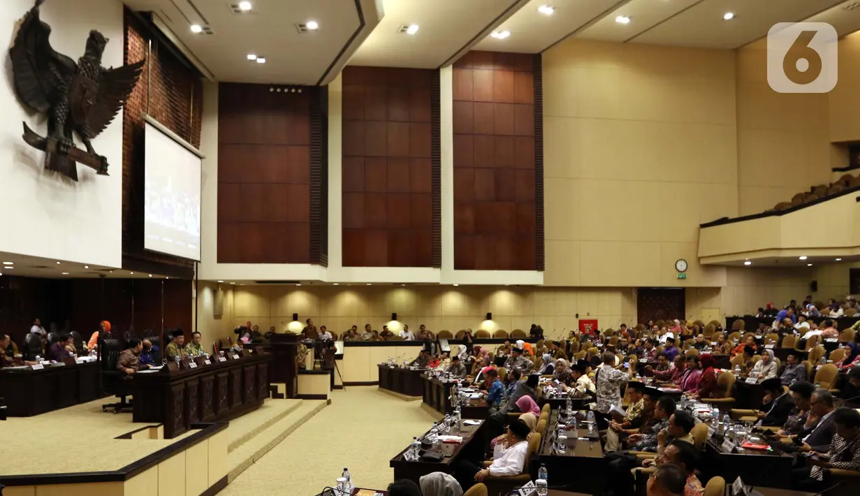 Anggota DPD  saat memberikan laporan terkait perwakilan DPD dalam pimpinan MPR dalam rapat paripurna di gedung Nusantara V, kompleks MPR/DPR, Senayan, Jakarta, Rabu (2/10/2019). Berdasarkan revisi UU MD3, jumlah pimpinan MPR ditambah dari 5 menjadi 10 orang. (Liputan6.com/Johan Tallo)