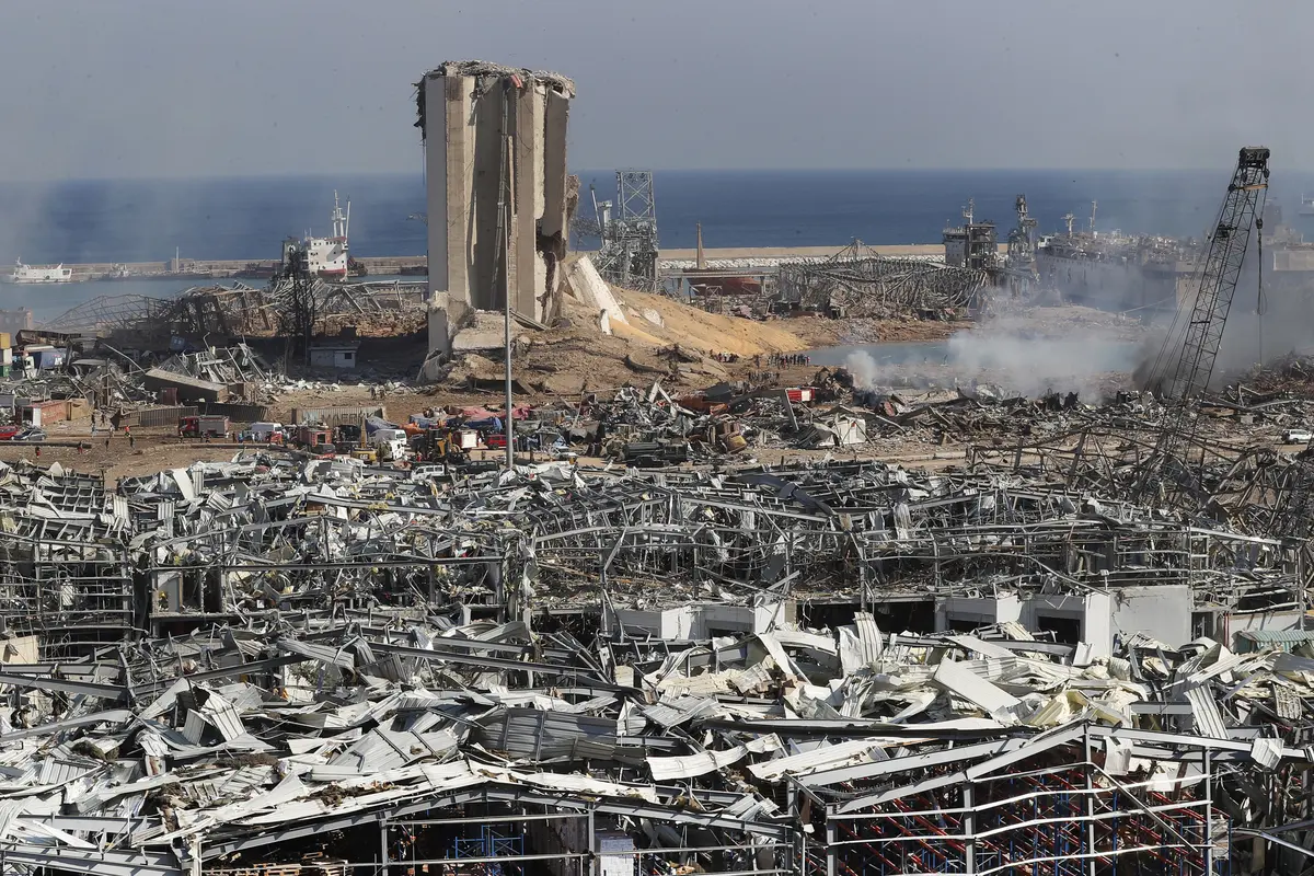 FOTO: Proses Pencarian Korban Ledakan Besar di Beirut Lebanon