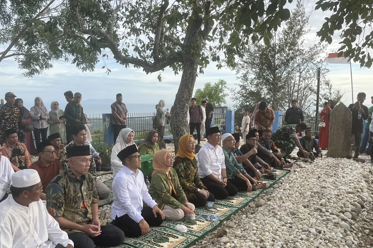 Menteri Koordinator Pemberdayaan Masyarakat (Menko PM) Muhaimin Iskandar alias Cak Imin di Barus, tempat dimana Syekh Mahmud Bin Abdurrahman Bin Muadz Bin Jabal dimakamkan (Liputan6.com/Muhammad Radityo Priyasmoro).