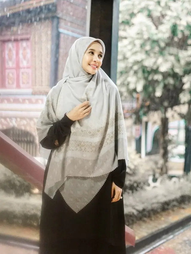 6 Potret Terbaru Laudya Cynthia Bella Kini Sering Pakai Hijab Syar'i, Tampil Beda