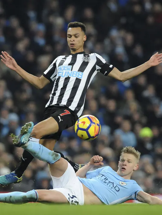 Pemain Manchester City, Oleksandr Zinchenko menghalau bola dari kaki pemain Newcastle, Jacob Murphy (kiri) pada laga Premier League di Etihad Stadium, Manchester, (20/1/2018). Manchester City menang 3-1. (AP/Rui Vieira)