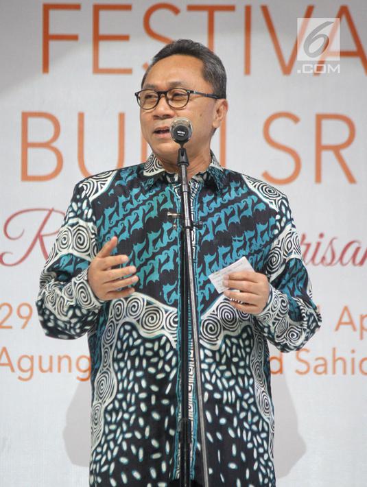Ketua MPR, Zulkifli Hasan memberikan sambutan pada acara Festival Putri Bumi Sriwijaya (PBS) yang diselenggarakan oleh Indonesia Tionghoa di Jakarta, Kamis (29/3). (Liputan6.com/Pool/Agus)