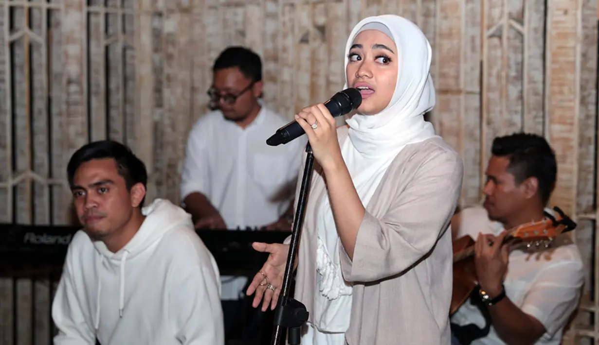 Lagu berjudul Dengarkan Dia dibuat oleh pasangan Ayudia Bing Slamet dan Muhammad Pradhana Budiarto atau lebih akrab disapa Dito. Pasangan ini mengaku awalnya iseng membuat soundtrack buat vlog mereka. (Deki Prayoga/Bintang.com)