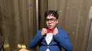 Pria kelahiran 2 Mei 1998 tampil mengesankan saat coba permainan kostum layaknya Conan. Ia juga memakai kacamata khas Konan. Bahkan gaya rambut Jerome juga sebelas dua belas dengan Conan. (Liputan6.com/IG/jeromepolin)