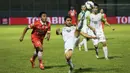 Bek PBR, Riyandi Ramadhana membuang bola pada laga Piala Jenderal Sudirman melawan Persija di Stadion Kanjuruhan, Malang, Kamis (19/11/2015). (Bola.com/Vitalis Yogi Trisna)