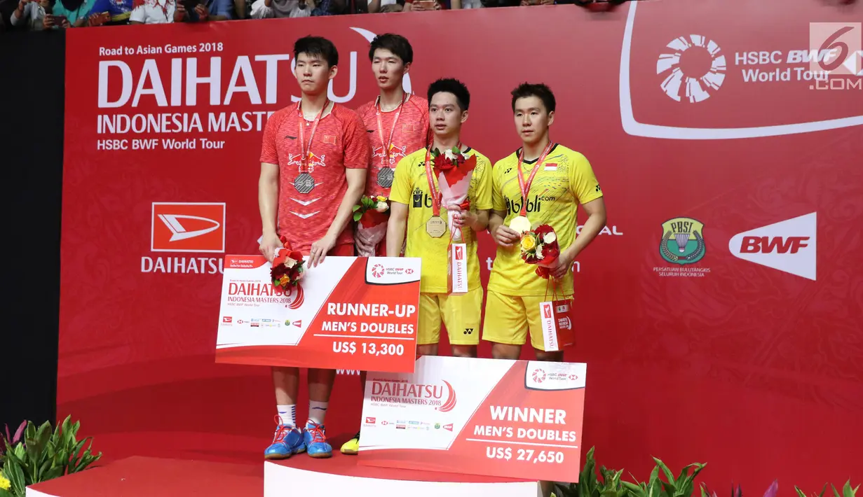 Juara Indonesia Masters 2018, Kevin Sanjaya Sukamuljo/Marcus Fernaldi Gideon berfoto bersama Li Junhui/Liu Yuchen (China) saat seremoni penyerahan medali, Jakarta, Minggu (28/1). Kevin/Marcus menang 11-21, 21-10, dan 21-16. (Liputan6.com/Angga Yuniar)