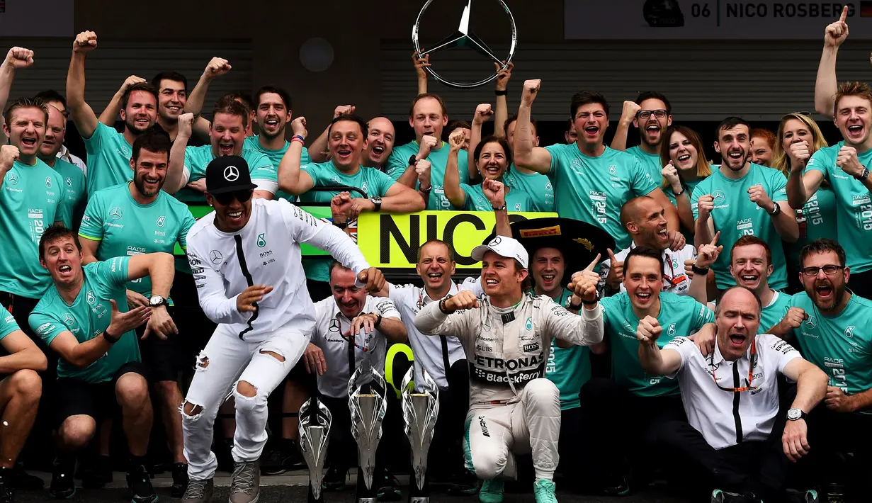 Dua pebalap Mercedes berfoto bersama anggota tim lainnya di F1 GP Meksiko di Sirkuit Autodromo Hermanos Rodriguez, Senin (2/11/2015) dini hari WIB. (Getty Images/AFP/Lars Baron)