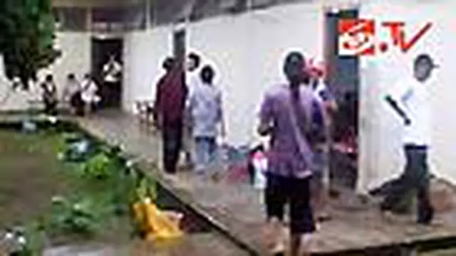 Pengungsi Sarapan Pukul 11.00 Siang