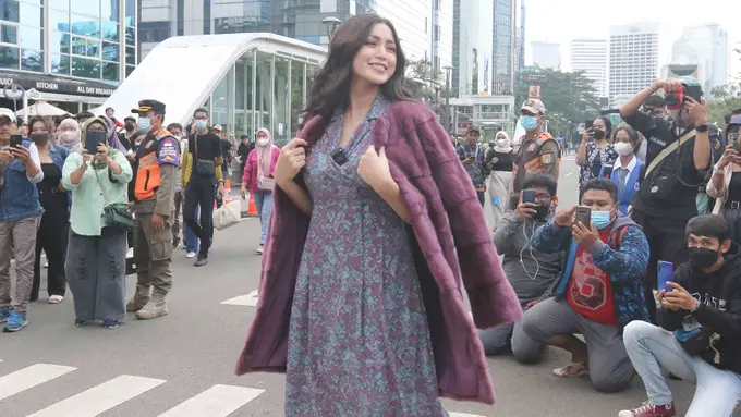 Adu Gaya Jessica Iskandar dan Gisella Anastasia di Citayam Fashion Week
