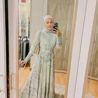 Dara Arafah juga mengenakan gamis berwarna sage green dipadu hijab warna light grey untuk tampilan yang lebih fresh. Penampilannya ini disempurnakan dengan shoulder bag warna nude. (Instagram/daraarafah).
