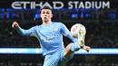 Phil Foden. Gelandang Inggris berusia 21 tahun yang memperkuat Manchester City sejak awal musim 2017/2018 usai dipromosikan dari tim U-18 ini mampu mencetak 9 gol dan 5 assist dari 28 laga di Liga Inggris selama musim 2021/2022. Berkat raihan tersebut dan performa apiknya di lini tengah, The Citizens dibawanya menjuarai Liga Inggris musim ini. Ia pun berhasil meraih gelar keduanya secara berturut-turut sebagai pemain muda terbaik Liga Inggris musim 2021/2022. (AFP/Oli Scarff)