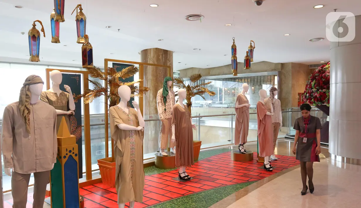 Untuk menarik lebih banyak pengunjung, beberapa mal yang berada di Jakarta menampilkan desain yang memperkental suasana Ramadhan. (Liputan6.com/Herman Zakharia)