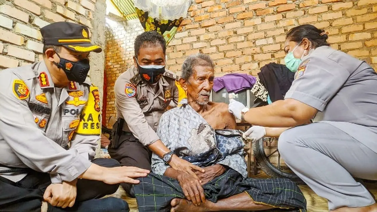 Pemberian vaksin Covid-19 di Pekanbaru oleh petugas medis.