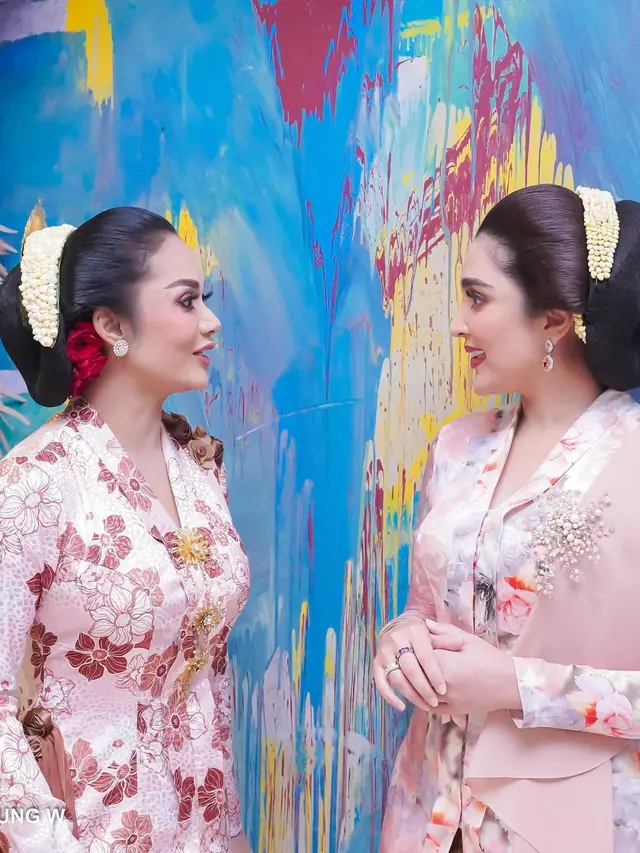Ashanty dan Krisdayanti dalam momen tasyakuran tujuh bulan kehamilan Aurel Hermansyah (Foto: Instagram/@ashanty_ash)