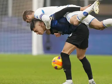 Inter Milan harus bersusah payah hingga extra time untuk mengalahkan Empoli dengan skor 3-2 dalam partai babak 16 besar Coppa Italia 2021/22, Kamis (20/1/2022). (AP/Antonio Calanni)