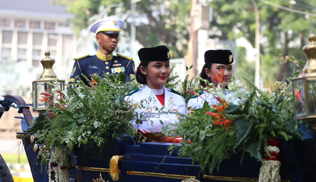 Dengan menaiki Kereta Kencana Garuda Praba Yeksa yang berarti “cahaya yang besar atau cahaya yang terang”, duplikat bendera Merah Putih dan naskah asli teks proklamasi dibawa menuju Istana Merdeka. (KapanLagi.com/Budy Santoso)