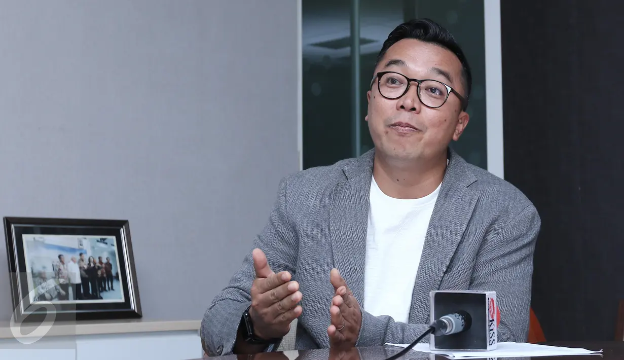 Direktur Utama Indonesia Entertainment Produksi (inhouse production SCTV - Indosiar), Indra Yudhistira memberi keterangan saat jumpa pers di Jakarta, Senin (3/4). (Liputan6.com/Herman Zakharia)