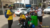 Para pemain Sriwijaya FC terlunta-lunta menanti bus jelang pertandingan Piala Bhayangkara melawan Pusamania Borneo FC. (Bola.com/Riska Prasetya)