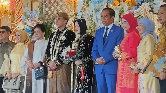 Iriana kondangan. [@arnoldpo]