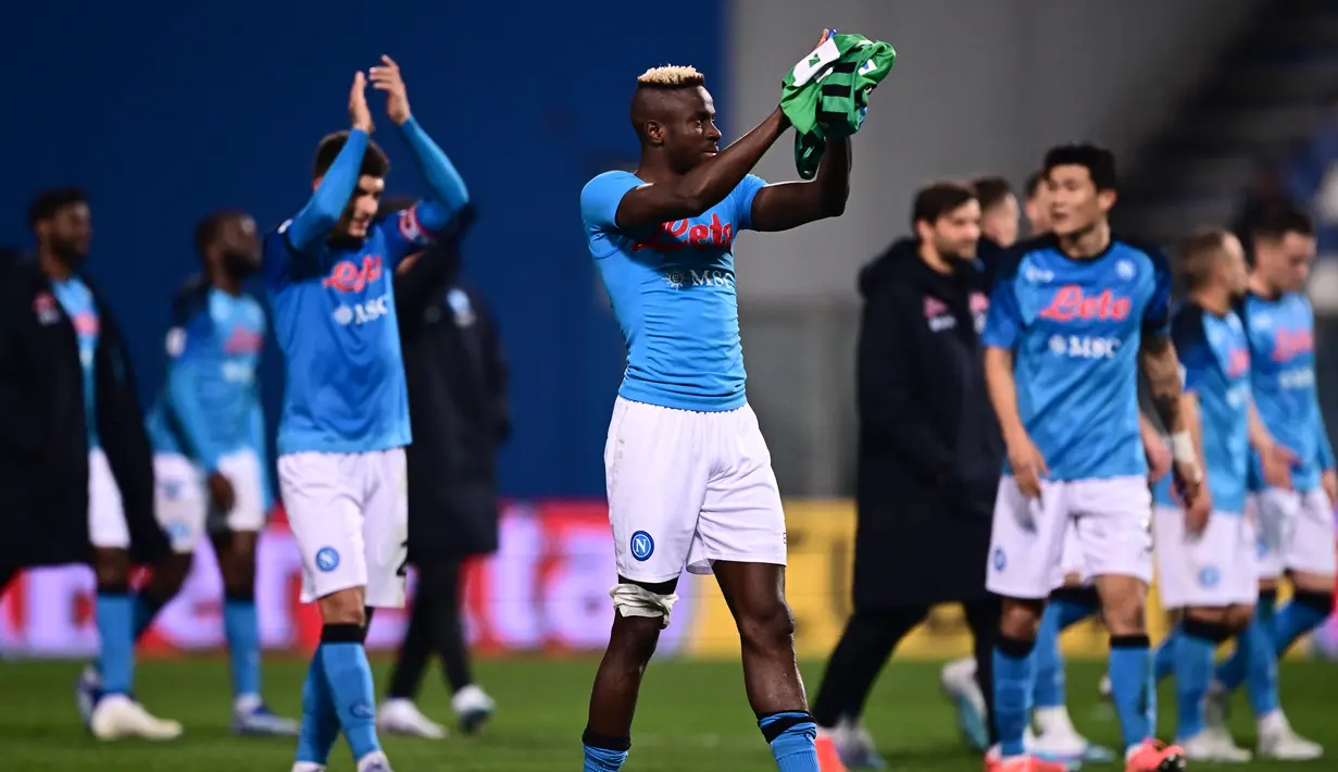 Penyerang Napoli, Victor Osimhen menyapa suporter usai pertandingan melawan Sassuolo pada laga 
Liga Serie A Italia di Stadion Mapei di Reggio Emilia, Italia, Sabtu (17/2/2023). Napoli menang atas Sassuolo dengan skor 2-0. (AFP/Marco Bertorello)