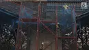 Pekerja menyelesaikan proyek pembangunan jalan tol Cimanggis-Cibitung (Cimaci) di Jalan Alternatif Cibubur, Jatikarya, Jatisampurna, Kota Bekasi, Jumat (23/11). (Merdeka.com/Imam Buhori)