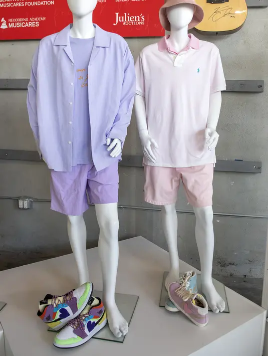 Setelan pakaian yang dikenakan anggota BTS Jimin (kiri) dan Jin pada video klip "Dynamite" ditampilkan saat pratinjau pers Julien's Auctions MusiCares Charity Relief Auction, di Beverly Hills, California, Selasa (26/1/2021). Acara lelang amal akan berlangsung pada 29 Januari. (VALERIE MACON/AFP)