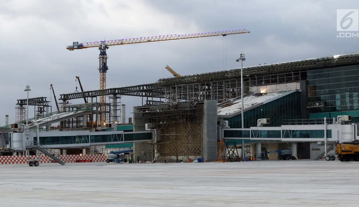Suasana pembangunan Bandara Internasional Yogyakarta di Kabupaten Kulon Progo, DI Yogyakarta, Selasa (23/4). Progres pembangunan Bandara Internasional Yogyakarta hampir 100 persen, sementara progres pembangunan keseluruhannya termasuk domestik mencapai 47 persen. (Liputan6.com/Helmi Fithriansyah)